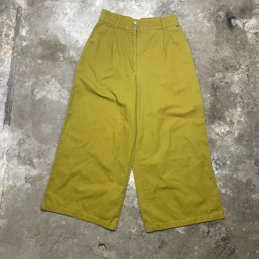 Extremely baggy pleaded Capris (M)