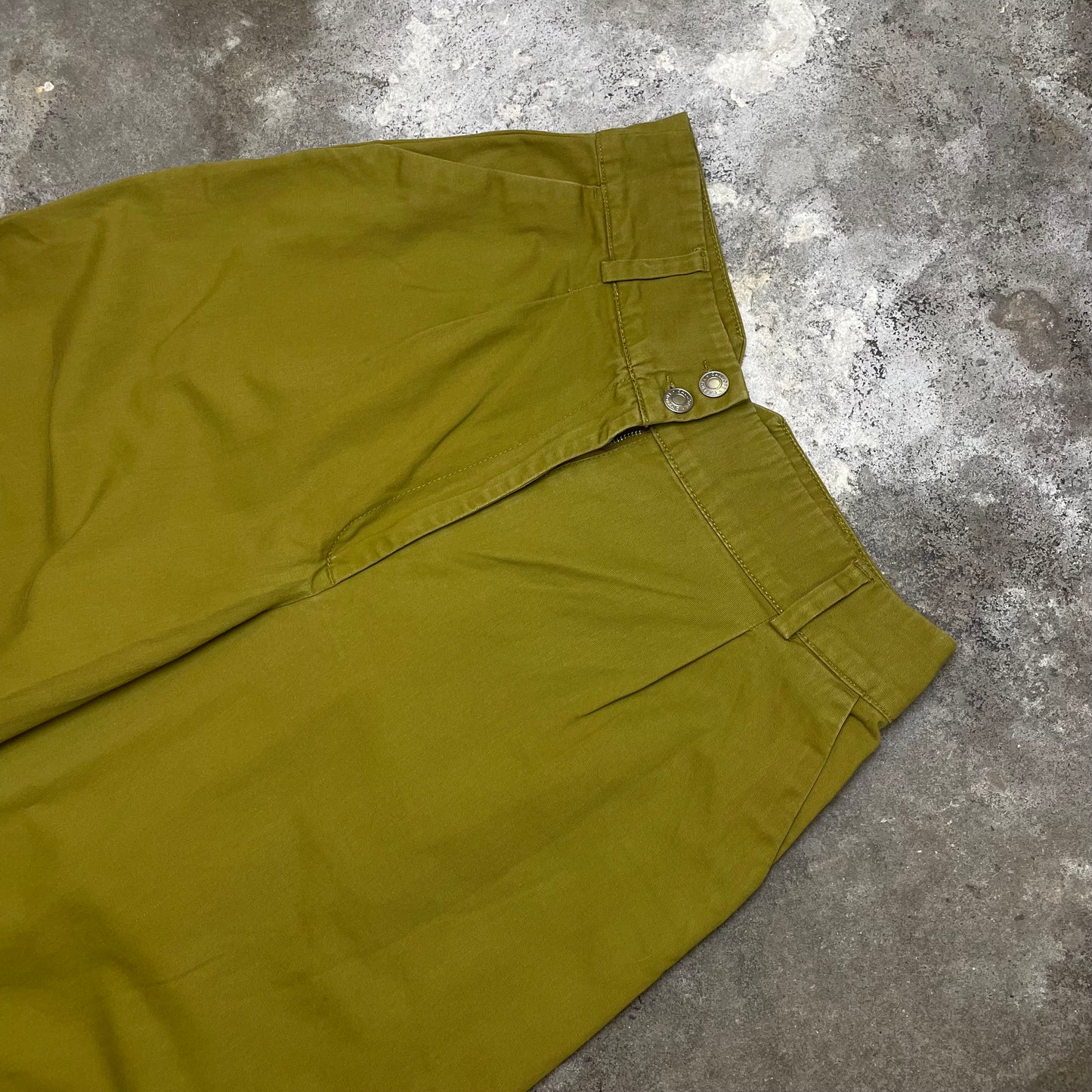Extremely baggy pleaded Capris (M)
