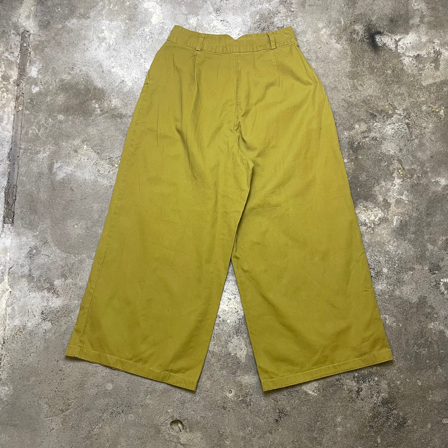 Extremely baggy pleaded Capris (M)