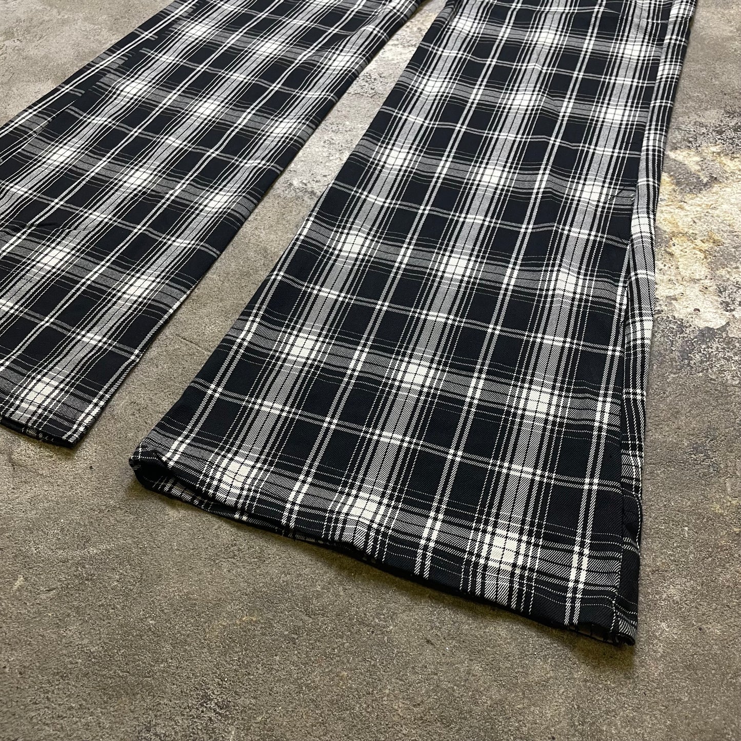 Flared Y2K checkered chinos (M)