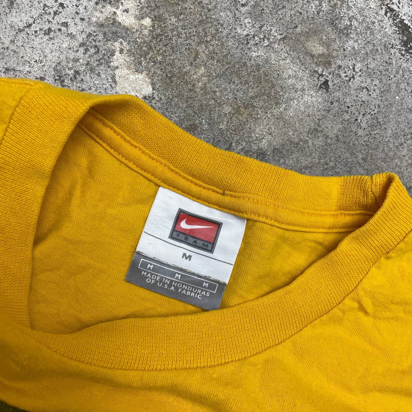 Early 2000’s Nike tee (M)